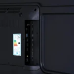 تلویزیون ۵۵ اینچ هوشمند سام مدل UA55FU7000SHCHD با طراحی صفحه تخت و گرید انرژی A، ترکیبی از کیفیت تصویر بالا و امکانات مدرن را ارائه می‌دهد. این محصول با تکنولوژی LED و پنل IPS level panel، زاویه دید گسترده، رنگ‌های طبیعی و روشنایی یکنواخت را در کنار رزولوشن ۴K و نسبت تصویر ۱۶:۹ فراهم می‌سازد. حالت تصویر Standard باعث می‌شود نمایش محتوا با توازن رنگ و وضوح مطلوب انجام گیرد. فناوری صوتی Dolby، صدایی شفاف و همه‌جانبه ایجاد کرده و تجربه تماشای فیلم و برنامه‌های تلویزیونی را کامل می‌کند. این تلویزیون دارای سه پورت HDMI نسخه ۲.۱، دو پورت USB نسخه ۳.۰ و ورودی آنتن است و از گیرنده دیجیتال داخلی DVB-T2 بهره می‌برد. سیستم‌عامل اندروید نسخه ۱۴ با حافظه داخلی ۱۶ گیگابایت، امکاناتی چون مرورگر وب، شبکه بی‌سیم، بلوتوث، پخش آینه‌ای و نصب برنامه و بازی را در اختیار کاربر قرار می‌دهد. پایه‌های دو شاخه علاوه بر استحکام، ظاهری مدرن به دستگاه می‌بخشند. قابلیت‌هایی همچون PVR، Time Shift، منوی فارسی، تله‌تکست و قفل کودک، این مدل را به انتخابی مناسب برای خانواده‌ها و استفاده روزمره تبدیل کرده است. این تلویزیون، ترکیبی از عملکرد قدرتمند و طراحی شیک برای خانه‌های امروزی است.